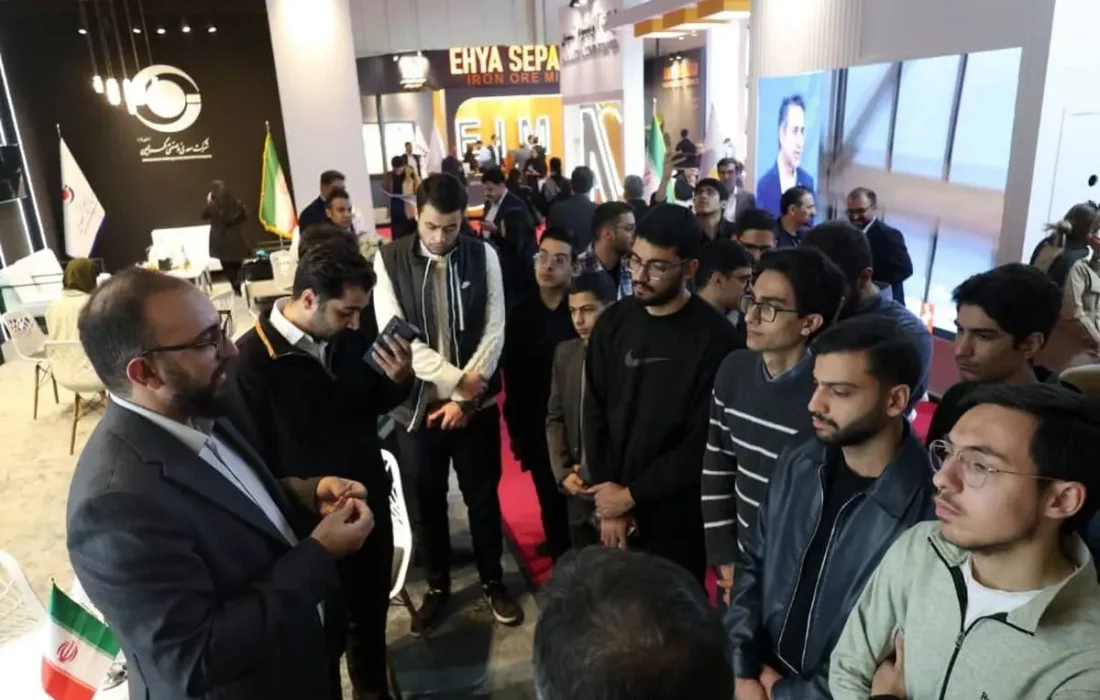 بازدید دانشجویان دانشگاه علم و صنعت از غرفه گهرزمین