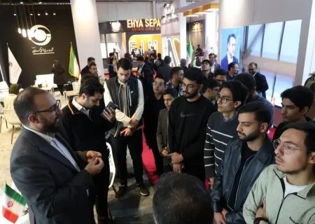 بازدید دانشجویان دانشگاه علم و صنعت از غرفه گهرزمین
